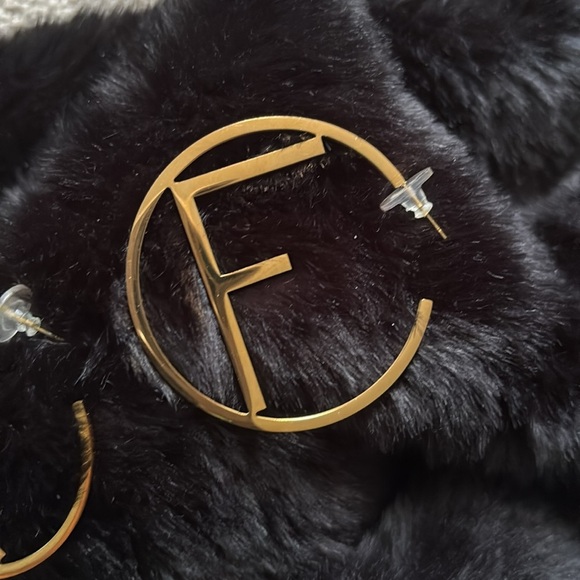 Vintage style Gold tone Large hoop V Letter statement earrings - Picture 6 of 12